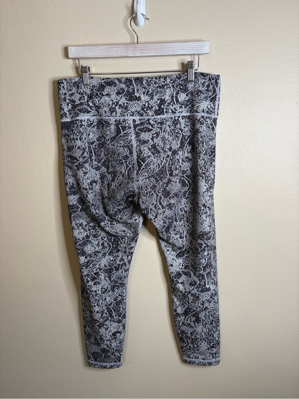 Athleta Elation Graffiti 7/8 Tight XL Floral Print Yoga Leggings Athleisure - Picture 4 of 12